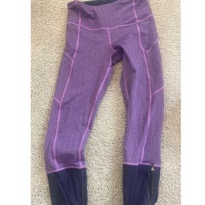 Lululemon Rebel Runner Crop in Size 6,
Heathered Herringbone Black Grape